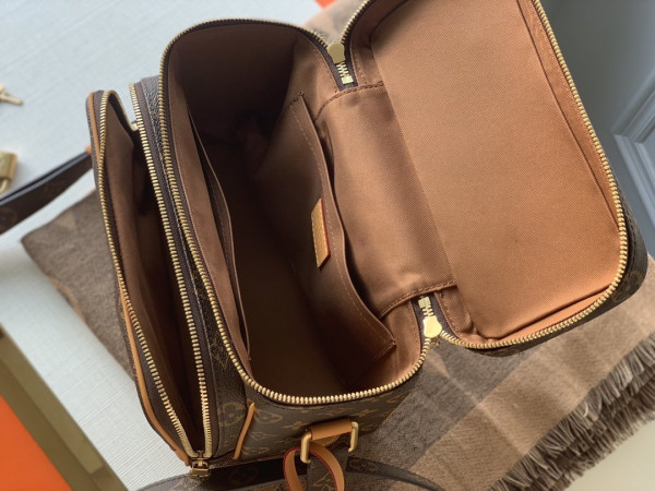 l**is V*t*n toiletry bag