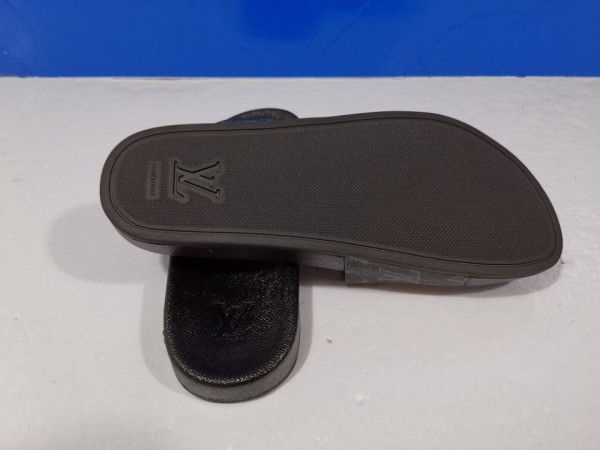 l**is V*t*n slippers