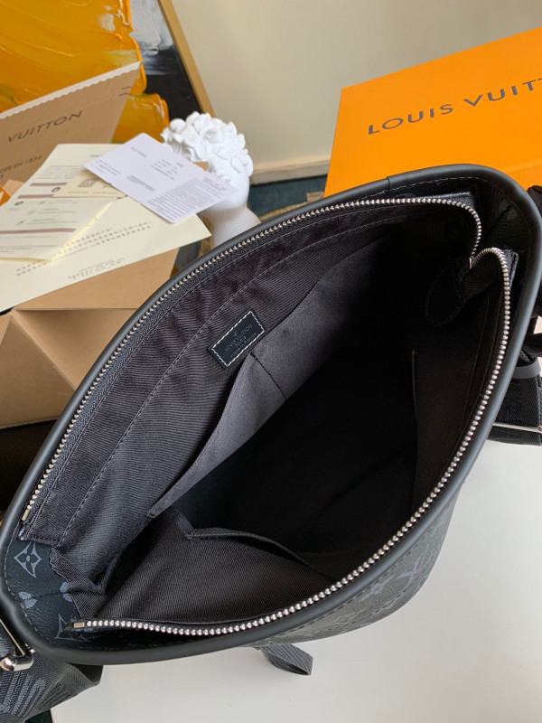 l**is V*t*n messenger bag