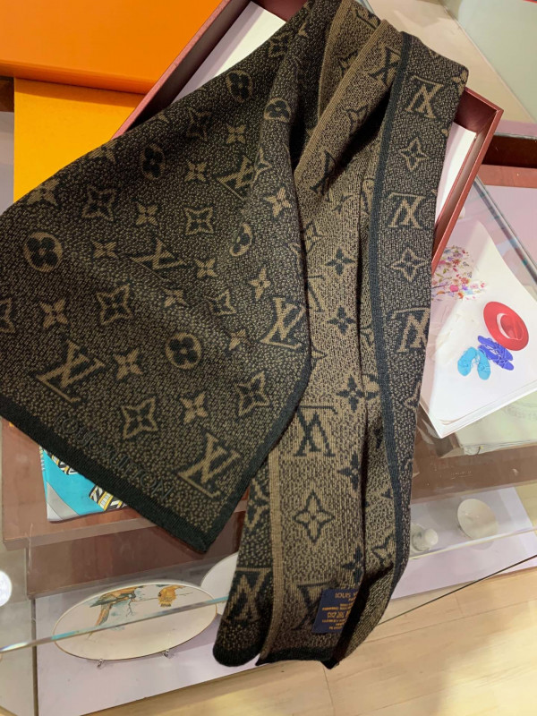 l**is V*t*n scarf