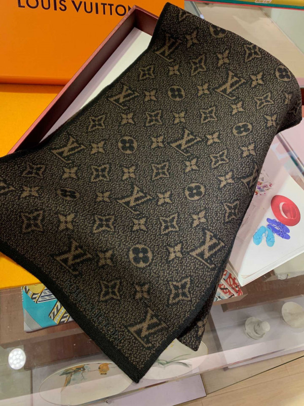 l**is V*t*n scarf