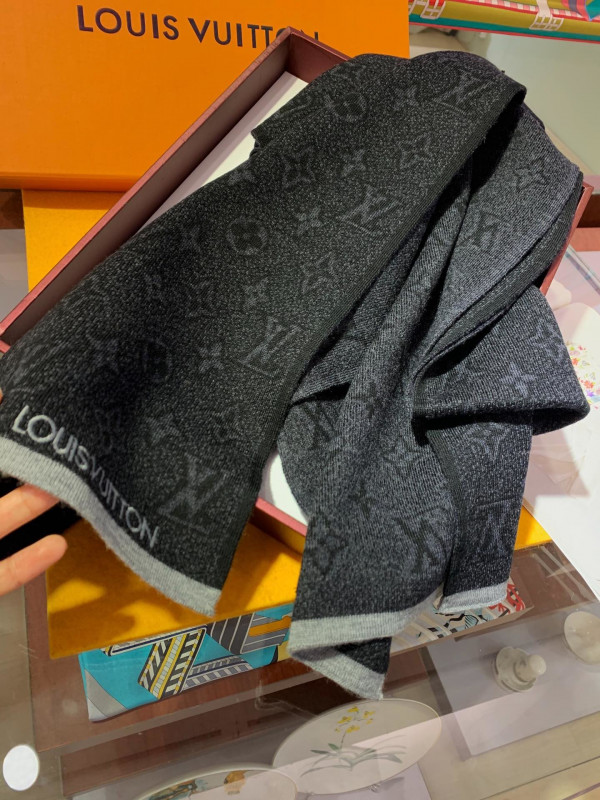 l**is V*t*n scarf