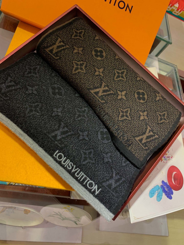 l**is V*t*n scarf