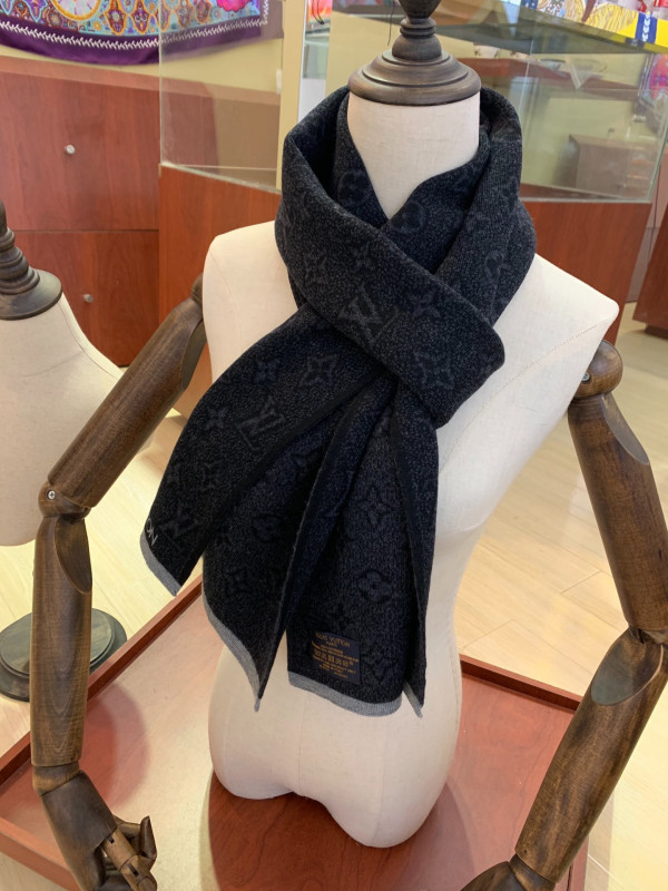 l**is V*t*n scarf