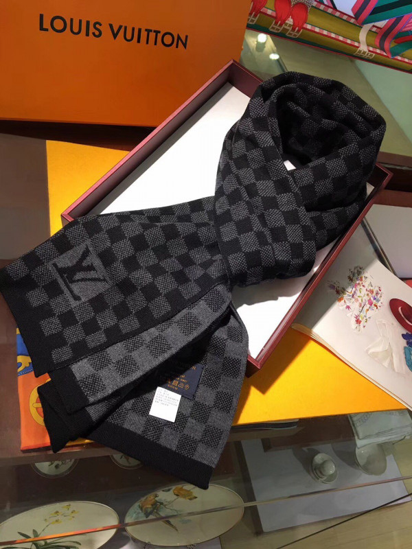 l**is V*t*n scarf