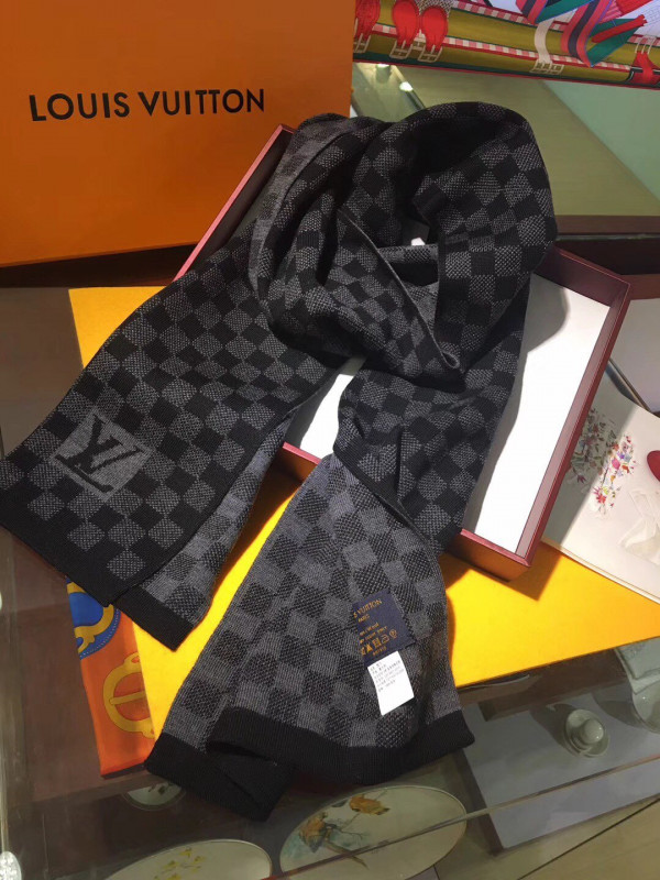 l**is V*t*n scarf