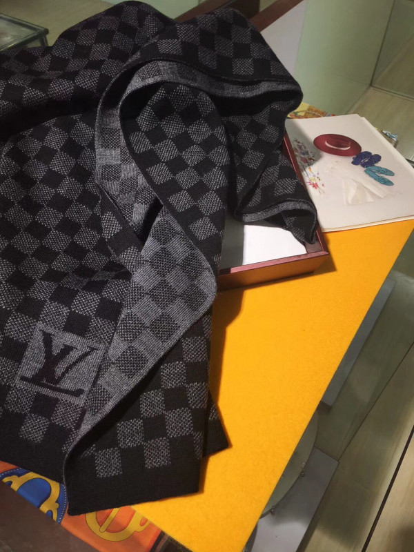l**is V*t*n scarf