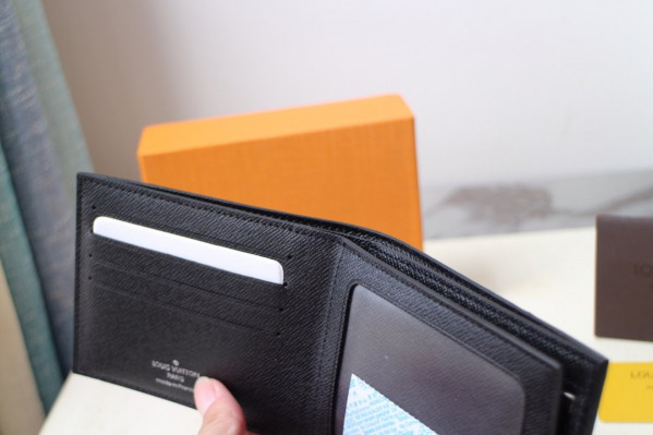 l**is V*t*n amerigo wallet