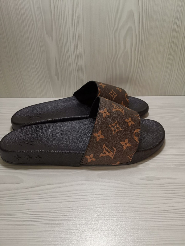 l**is V*t*n slippers
