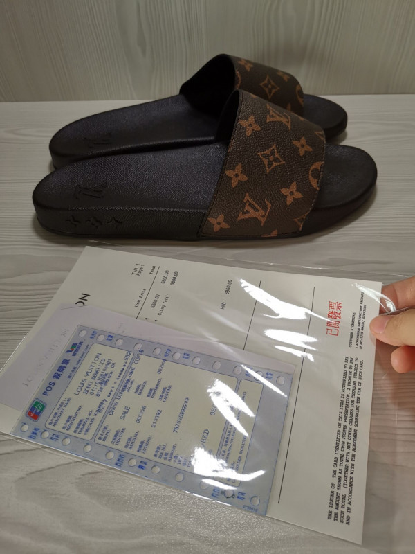l**is V*t*n slippers
