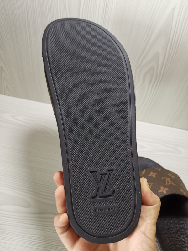 l**is V*t*n slippers