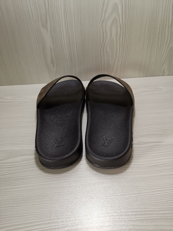 l**is V*t*n slippers