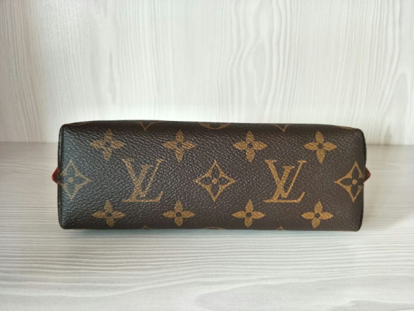 l**is V*t*n cosmetic pouch
