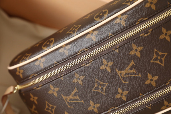 l**is V*t*n toiletry bag