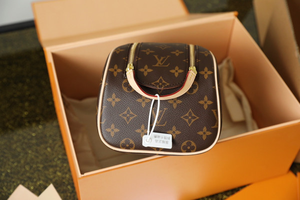 l**is V*t*n toiletry bag