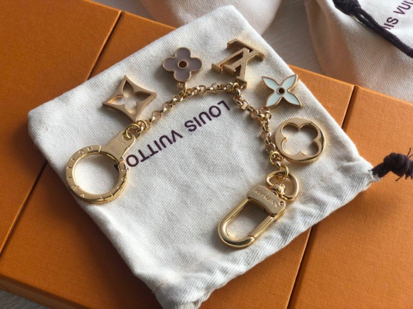 l**is V*t*n fleur de monogram bag charm chain