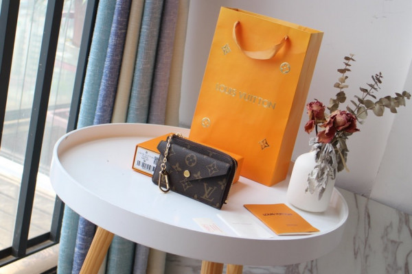 l**is V*t*n card holder recto verso