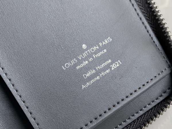 l**is V*t*n zippy wallet vertical