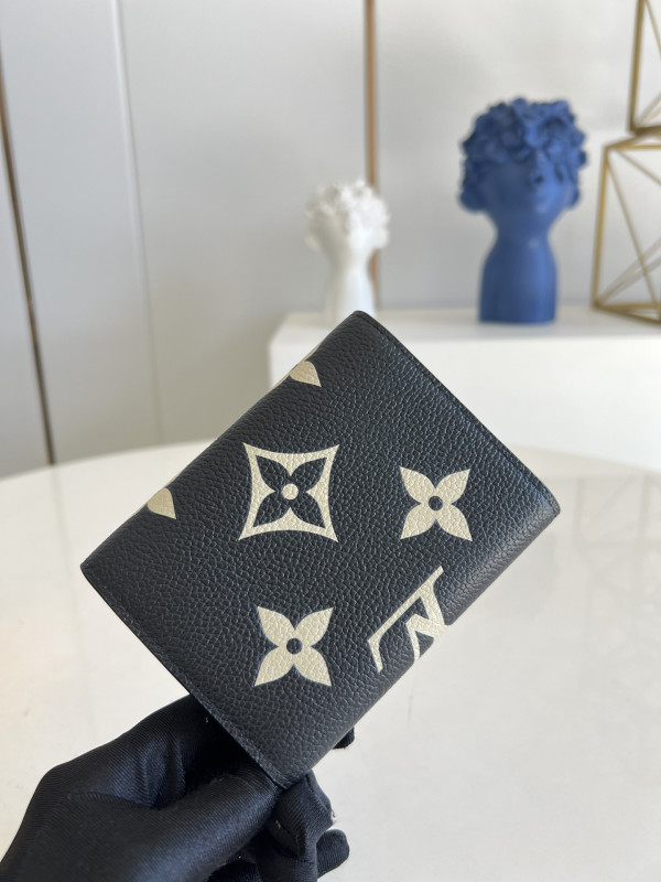 l**is V*t*n victorine wallet