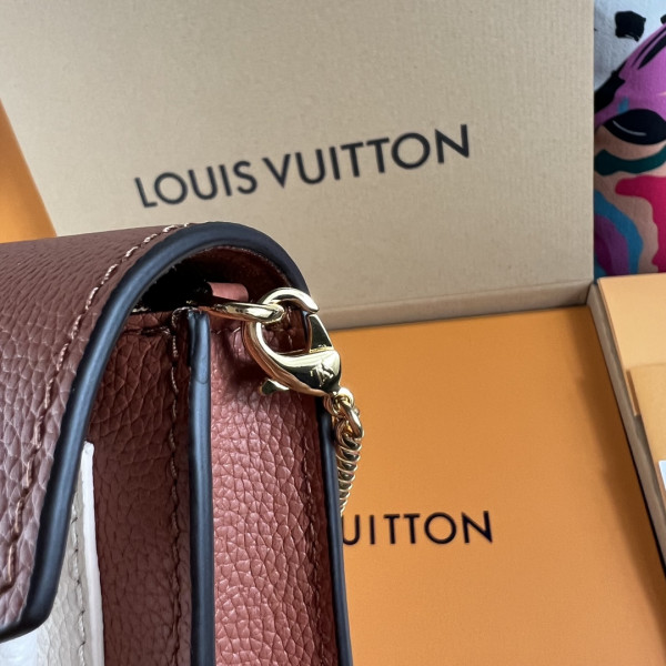 l**is V*t*n mylockme chain pochette