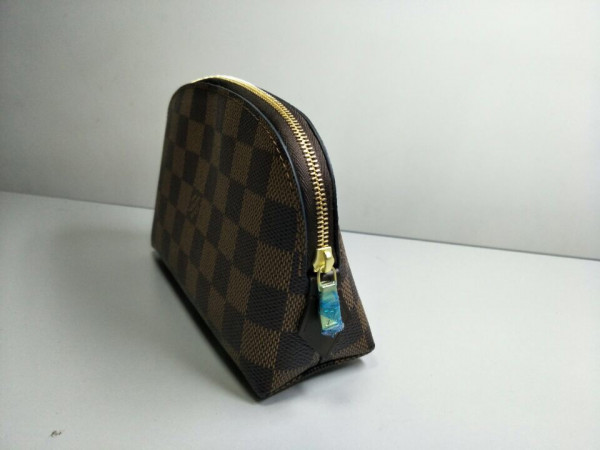 l**is V*t*n cosmetic pouch