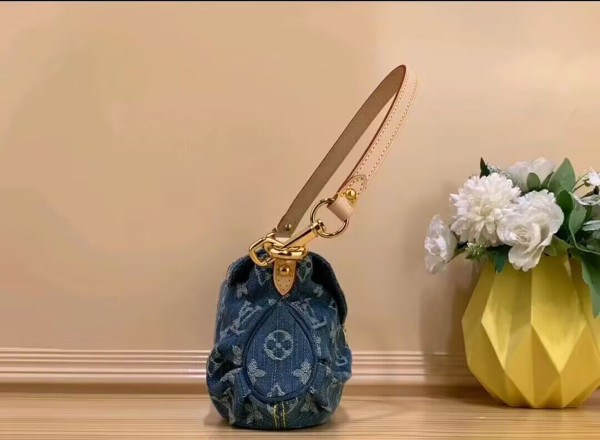 l**is V*t*n pleaty handbag