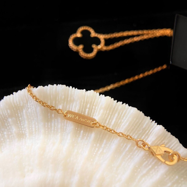 Van Cleef & Arpels Perlée NECKLACE