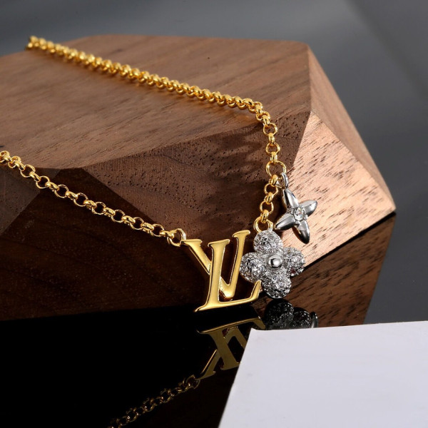 l**is V*t*n necklace