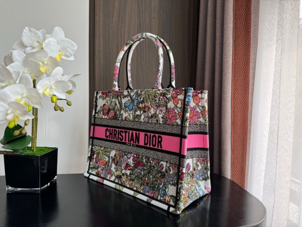 medium D*or book tote