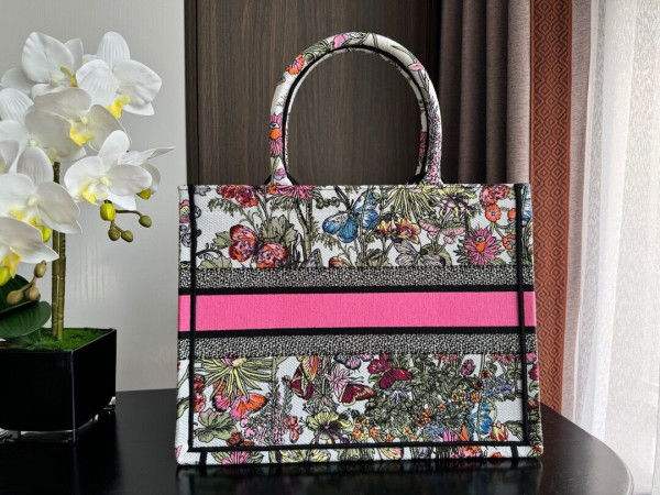 medium D*or book tote
