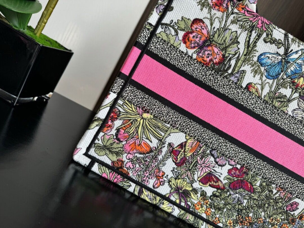 medium D*or book tote