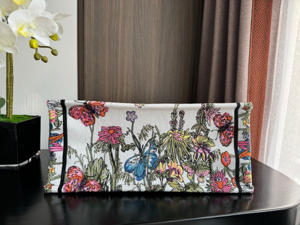 medium D*or book tote