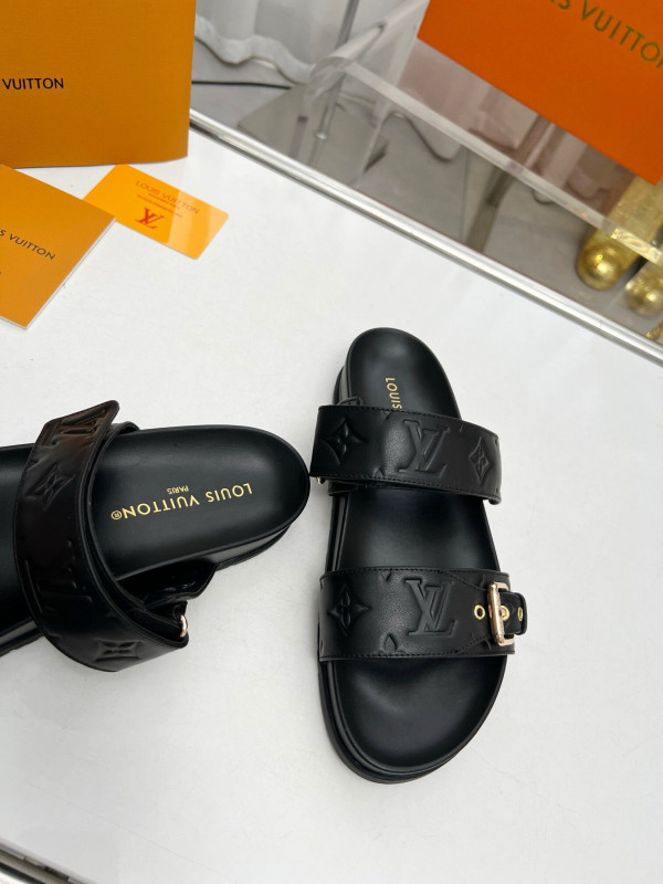 l**is V*t*n slippers