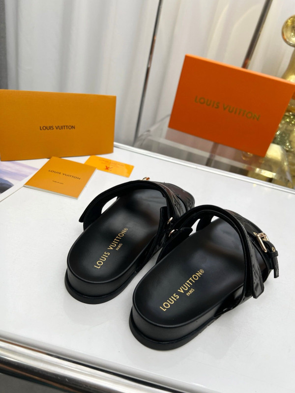 l**is V*t*n slippers