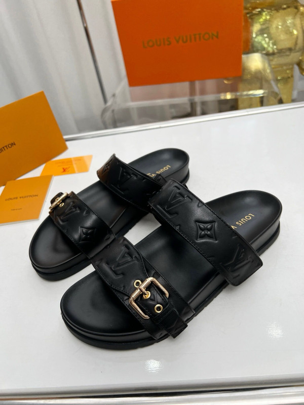 l**is V*t*n slippers