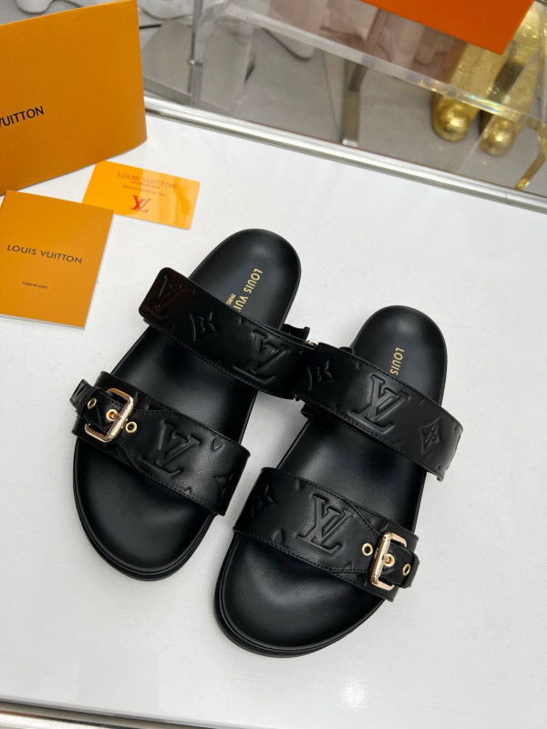 l**is V*t*n slippers