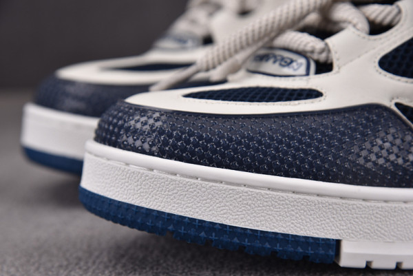 l**is V*t*n sneakers