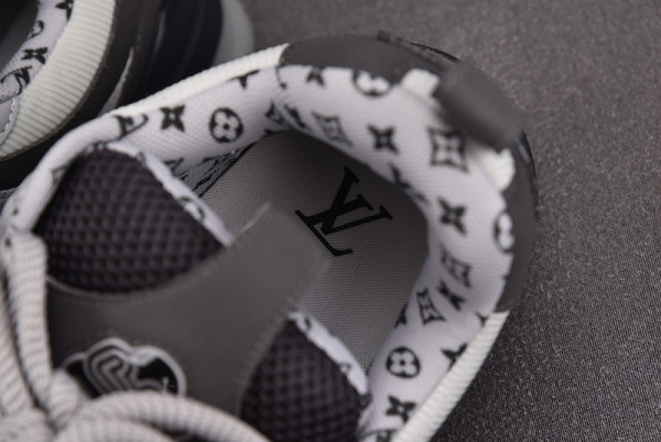 l**is V*t*n sneakers