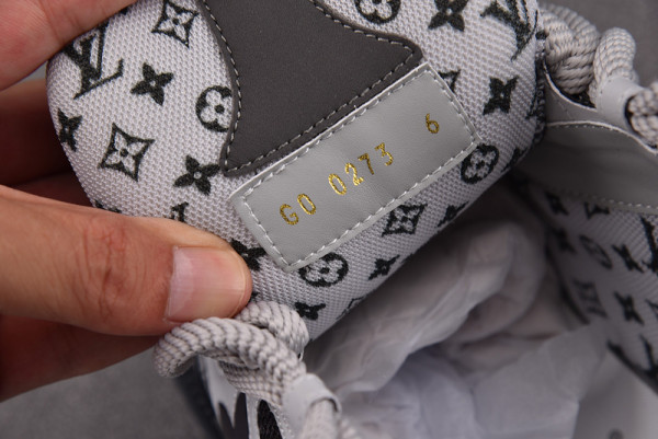 l**is V*t*n sneakers
