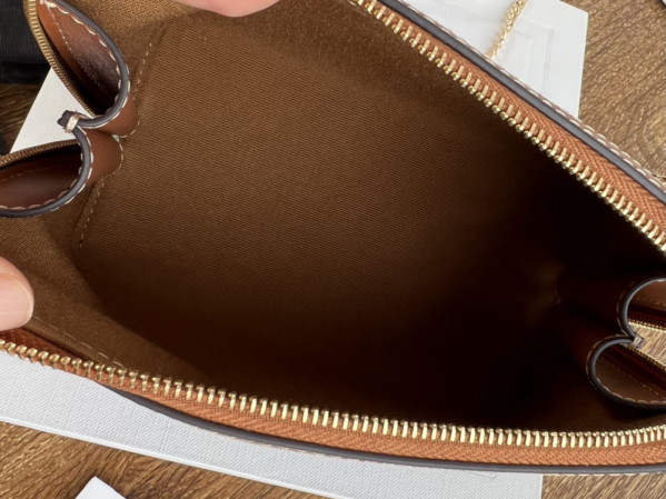 Ce**e clutch with chain in triomphe canvas