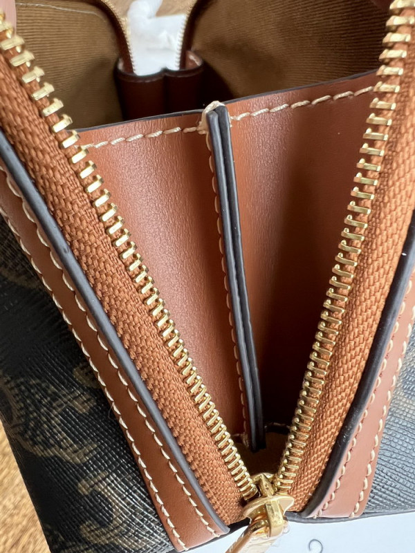 Ce**e clutch with chain in triomphe canvas
