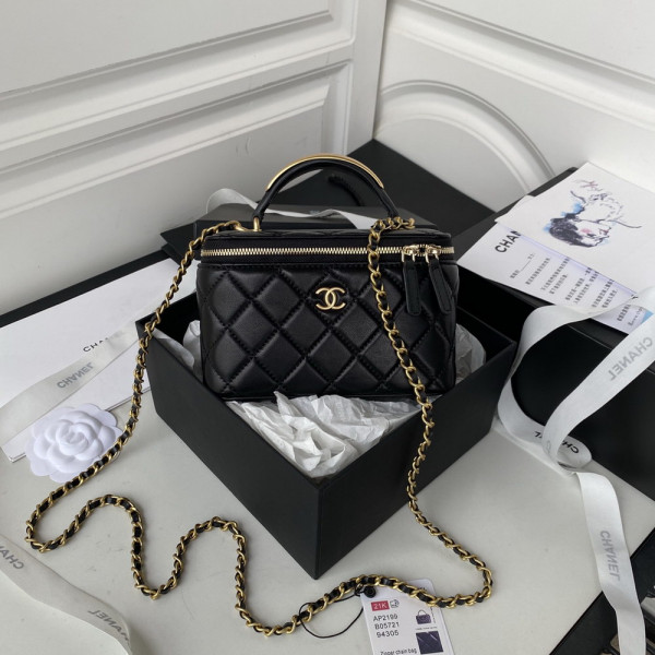 CL VANITY WITH CHAIN