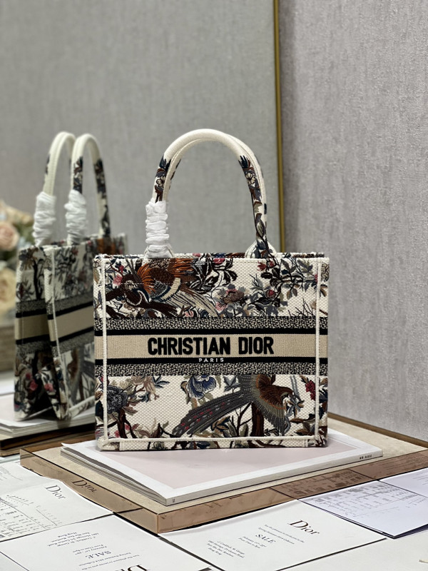 small D*or book tote