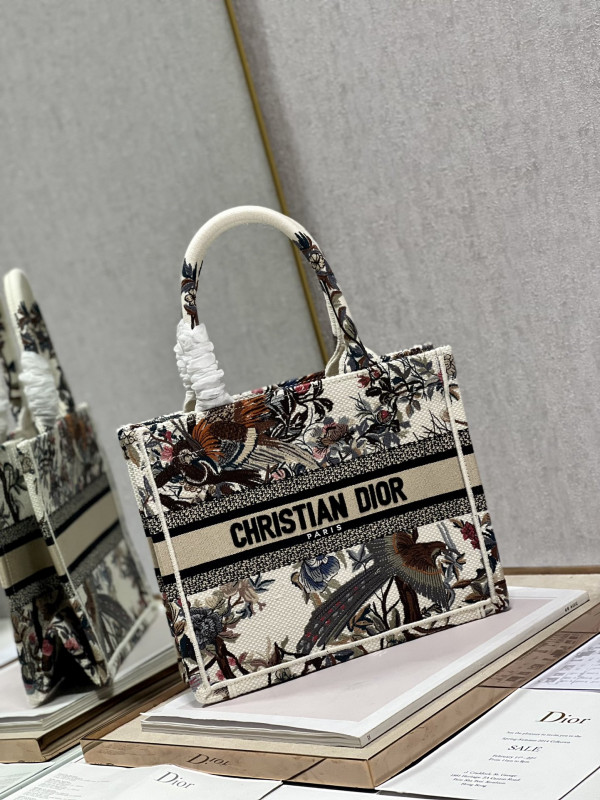 small D*or book tote