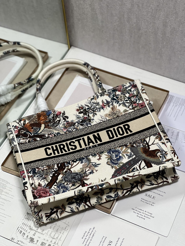 medium D*or book tote
