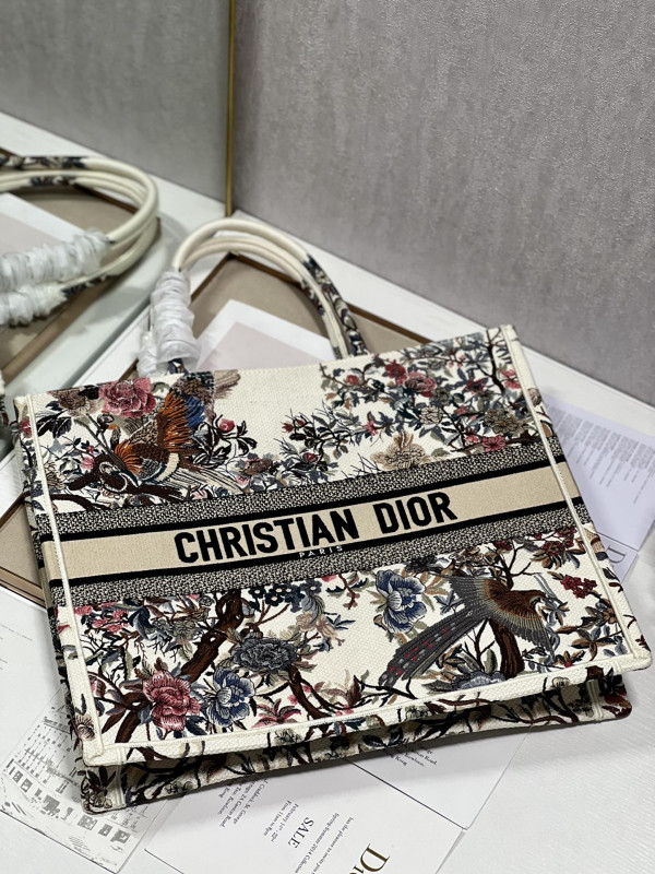 large D*or book tote