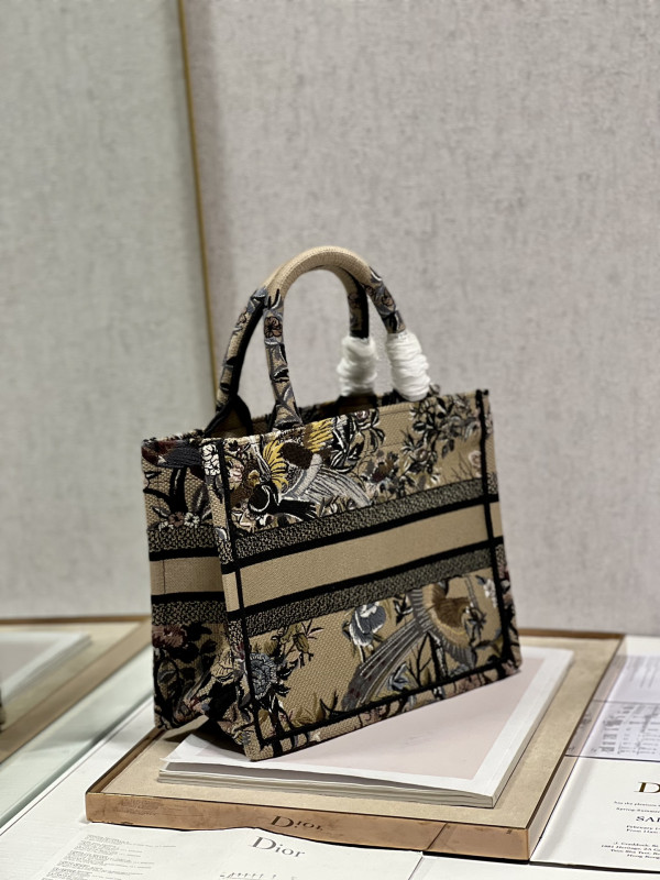 small D*or book tote
