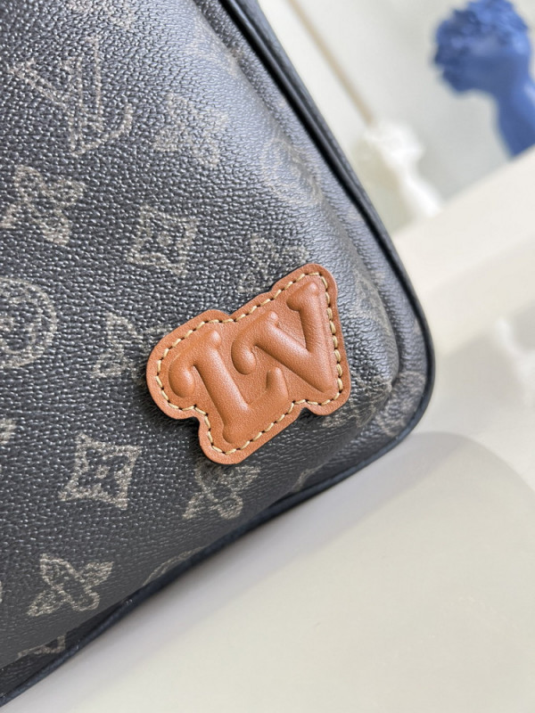 l**is V*t*n avenue sling bag nm