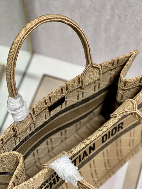 medium D*or book tote