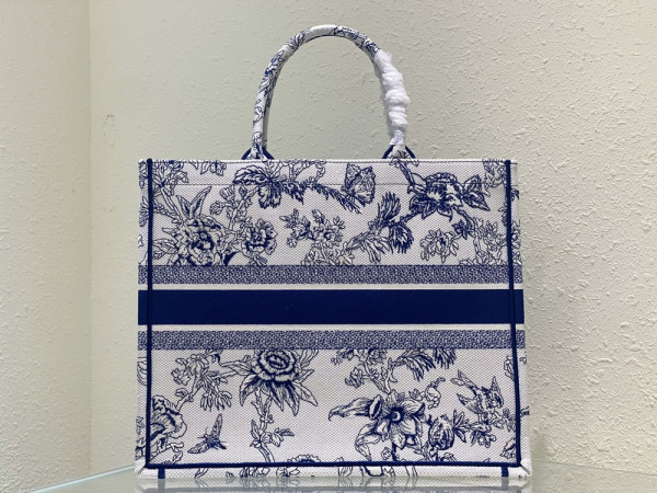 large D*or book tote
